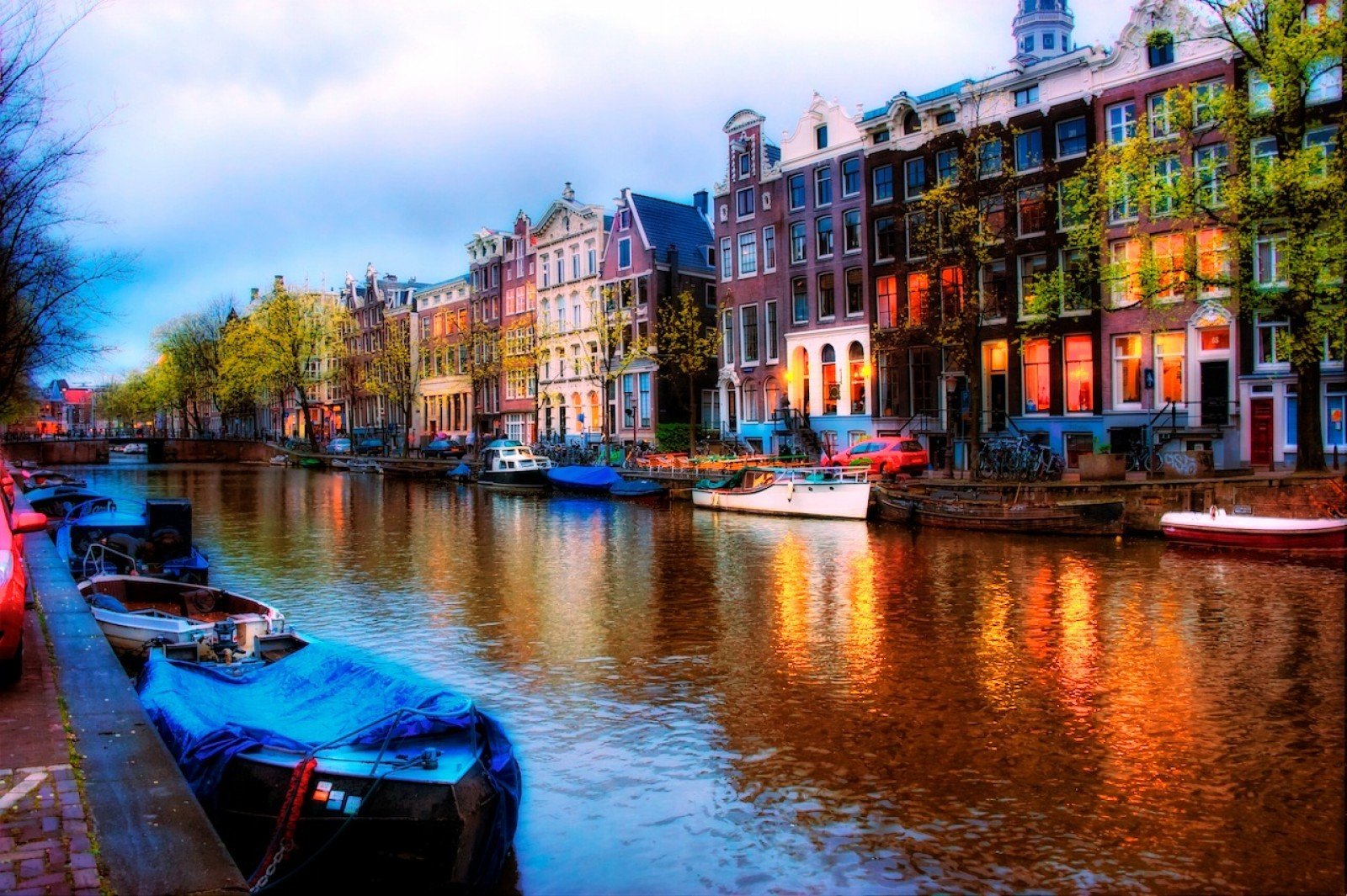 Walking-Amsterdam-Canal